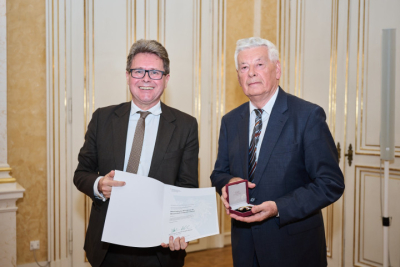 Vyznamenanie Rakúskeho čestného kríža za vedu a umenie pre profesora Luptáčika