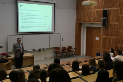 Prednáška prof. Gerrarda z Cass Business School