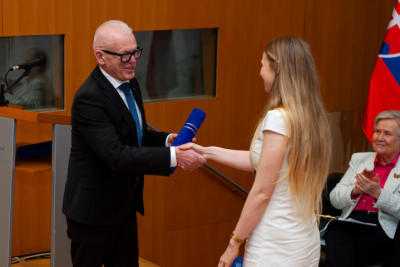 Cenu Imricha Karvaša získala absolventka Národohospodárskej fakulty EUBA